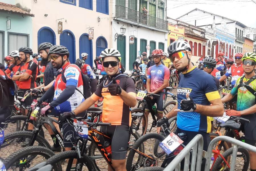 CICLISTAS DE MACAÚBAS REPRESENTAM O MUNICÍPIO PARTICIPANDO DO CHAPADA BIKE RACING NA E CIDADE DE LENÇÓIS