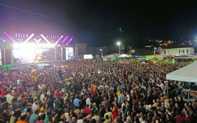 SEGUNDO DIA DO SÃO JOÃO DE MACAÚBAS TEM PRAÇA LOTADA, CLIMA DE ROMANTISMO E MUITO FORRÓ PÉ DE SERRA